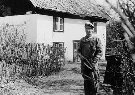 Ragnar Grip framför mjölnarbostaden, 1947