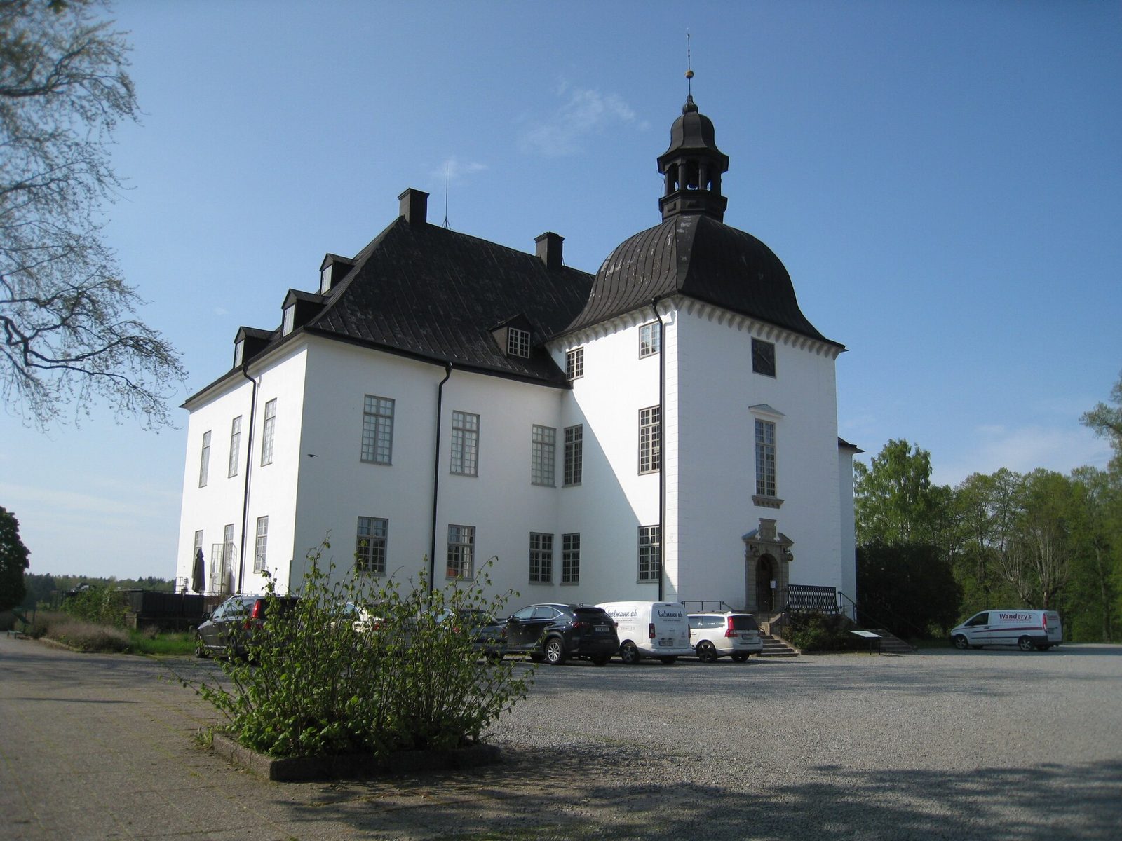 Årsta slott, en vit herrgård
