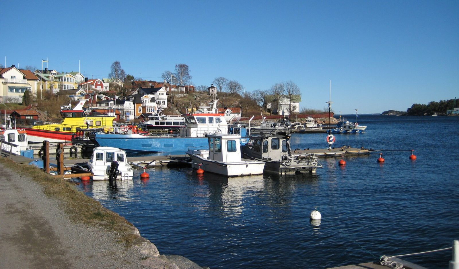 Båtar och röda hus vid hamnen i Dalarö