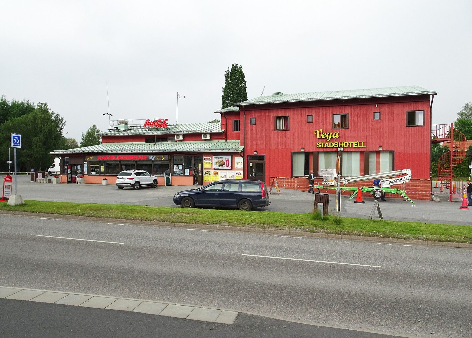 Den röda hotellbyggnaden vid Vegabaren, juni 2021