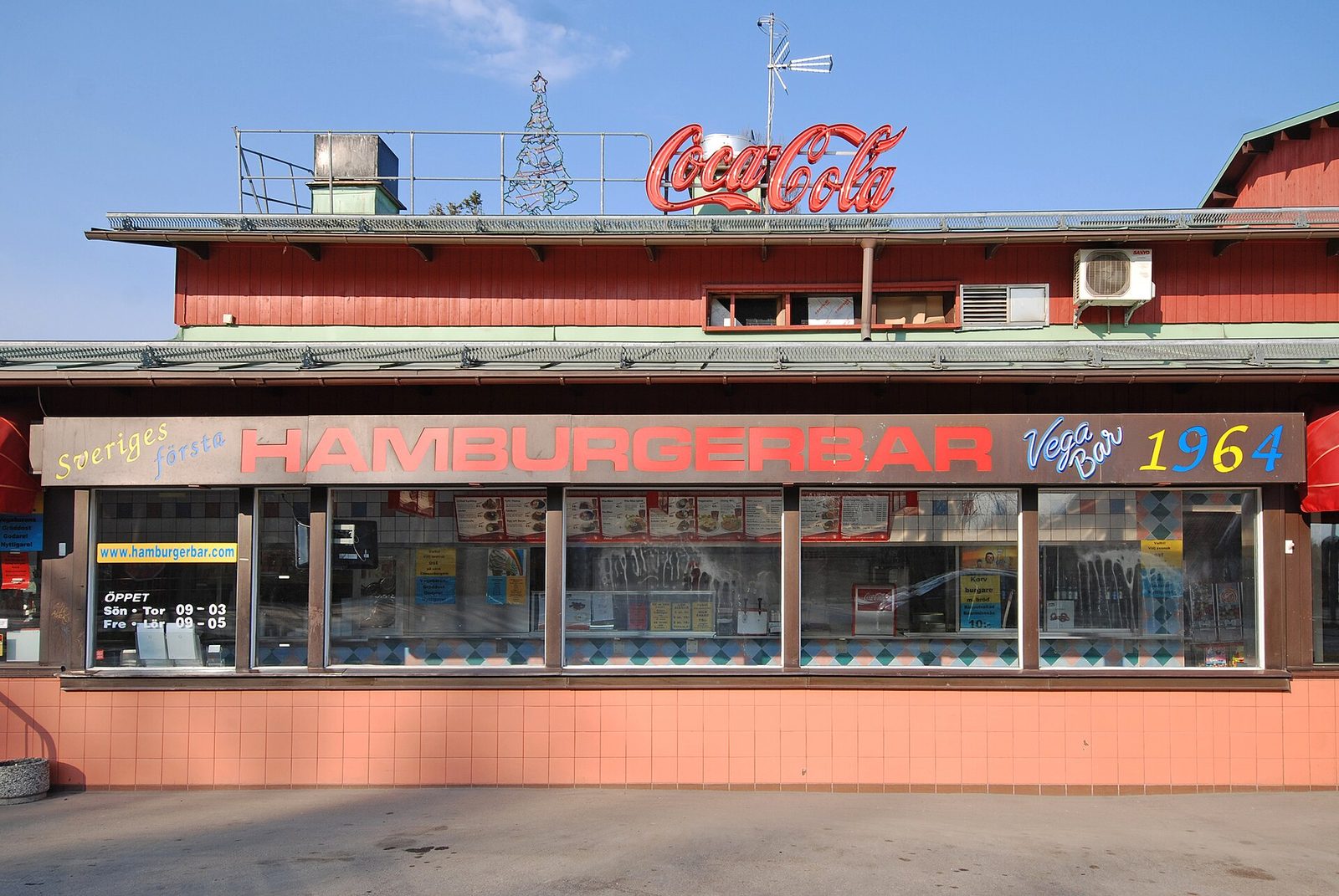 Vegabarens röda fasad och skylt med Hamburgerbar 1964