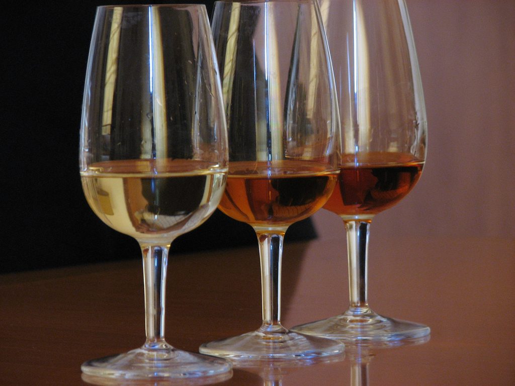 Tre provglas med vin vid en provning i Marsala