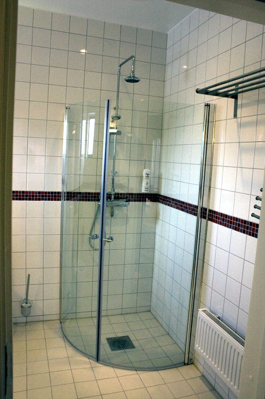 Dusch med glasvägg i badrummet till Bremers rum