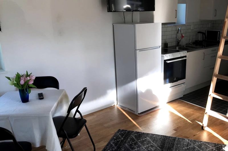 Matbordet och köket i Vega-stugan